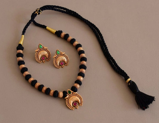Matte finish beaded kemp-green kante black thread necklace set dj-52975
