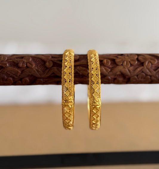 Gold tone designer plain bangles(2.8) dj-51749