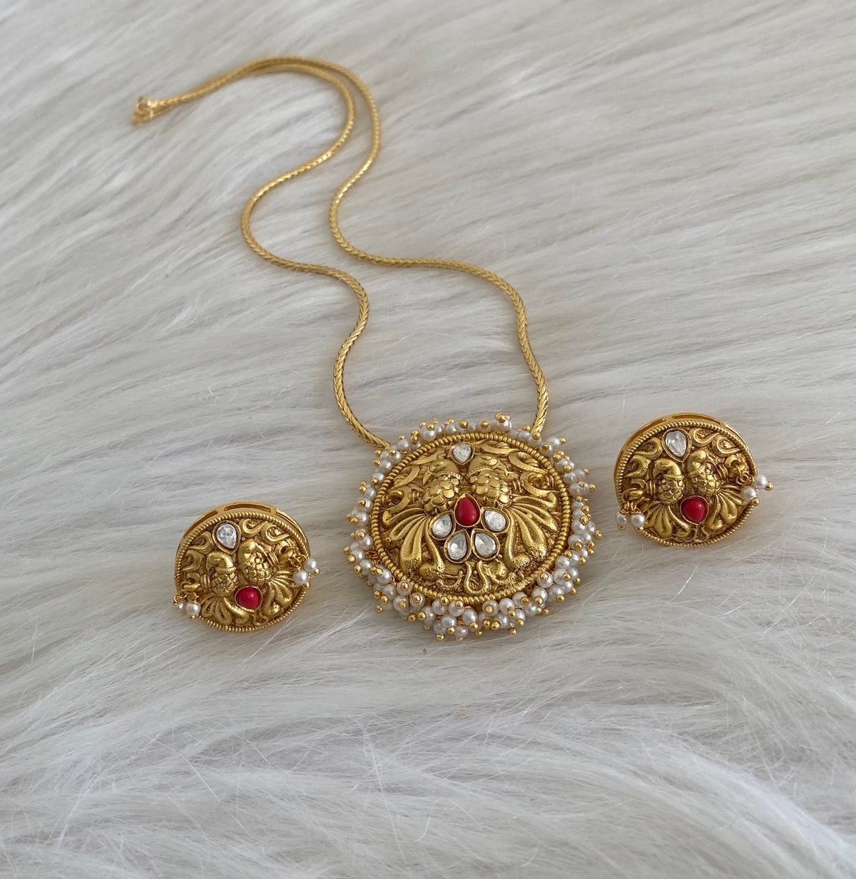 Antique gold tone 18 inches chain with peacock coral round pendant set dj-55113