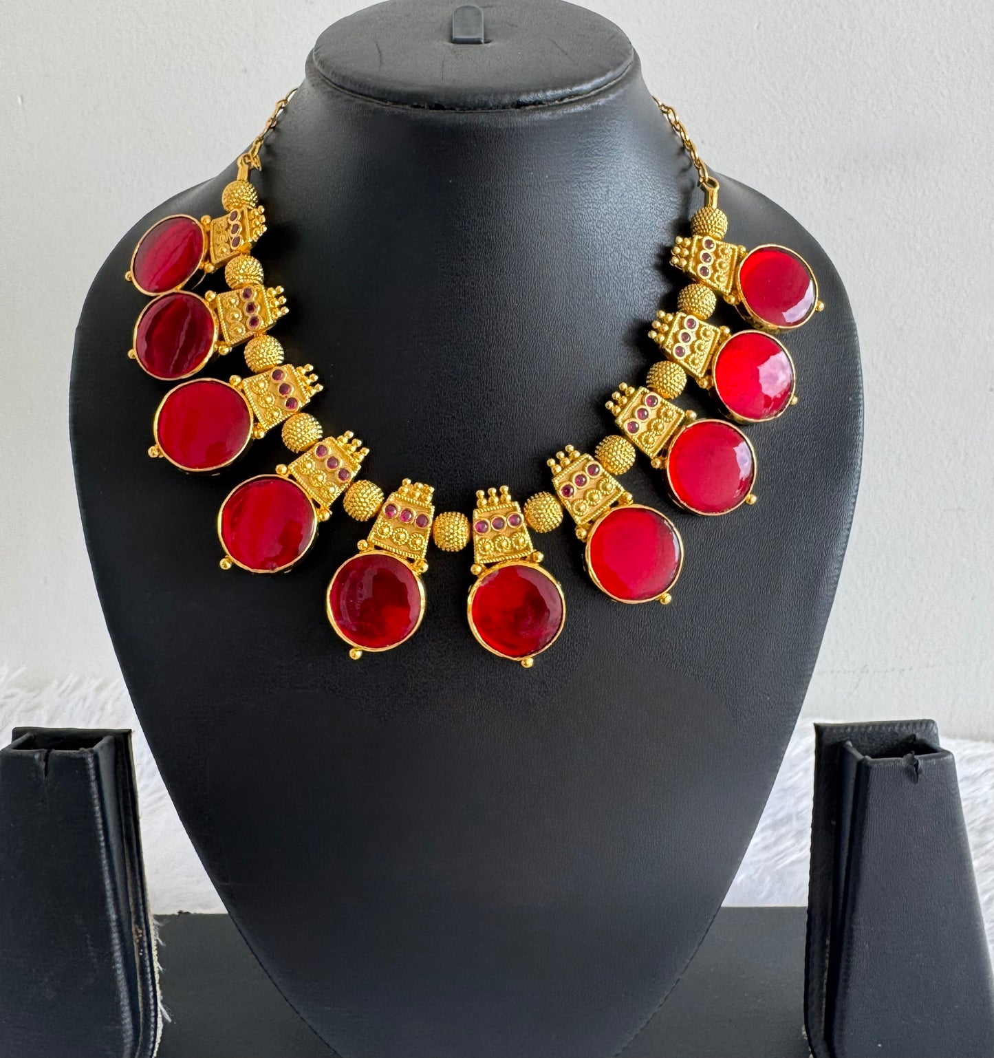 Gold tone red-pink kerala style round necklace dj-51714