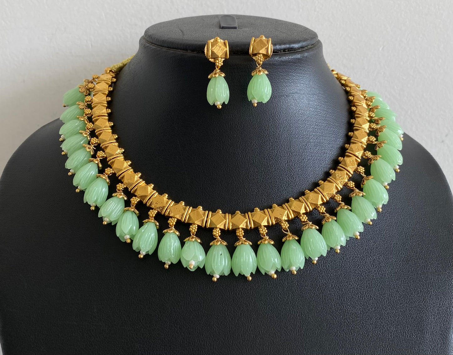 Antique gold tone sea green tulip beaded necklace set dj-54366