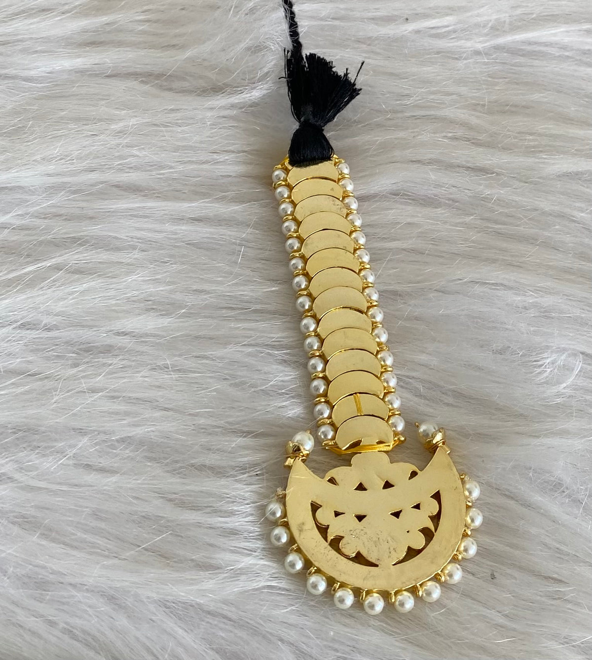 Gold tone precious kemp-green-white moon pearl tikka dj-54713