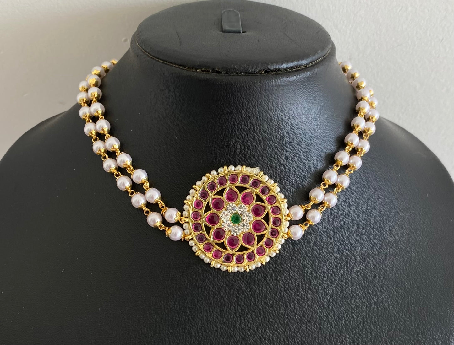 Gold tone semi precious kemp-green-white pearl choker dj-53697