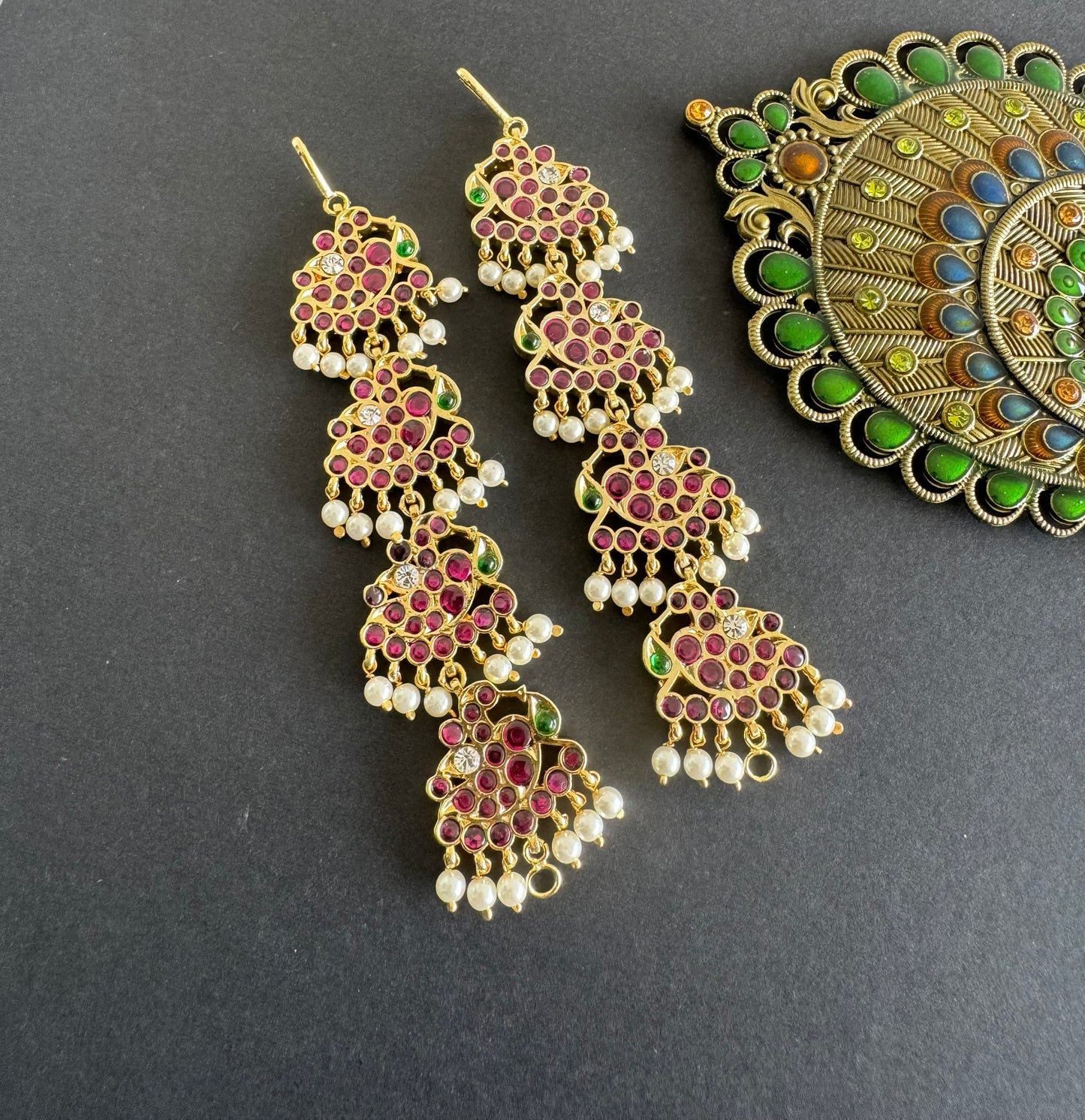 Gold tone precious kemp-green-white stone pearl peacock ear side chain dj-52010