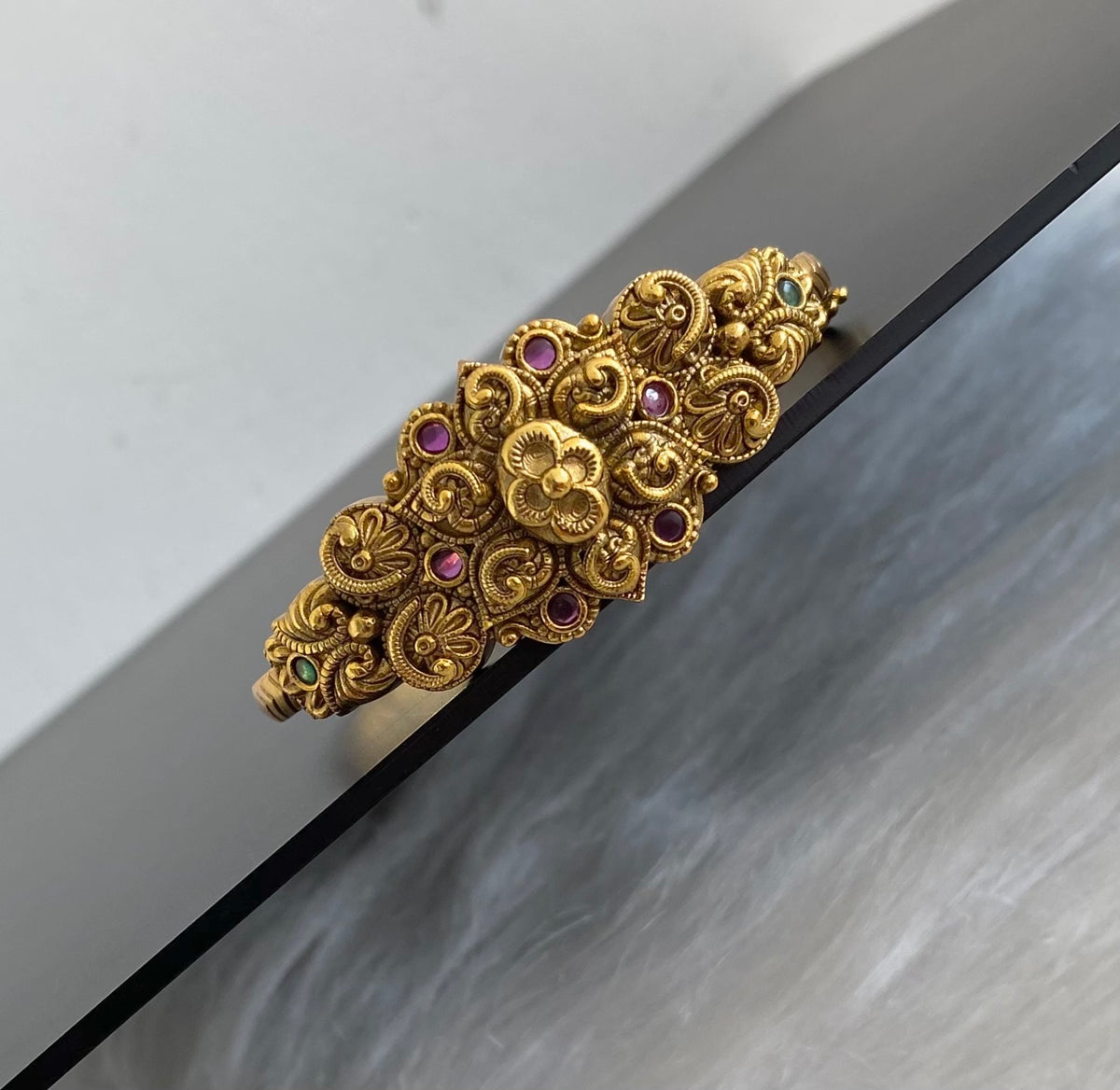 Antique gold tone kemp-green stone openable kada/bracelet dj-54854