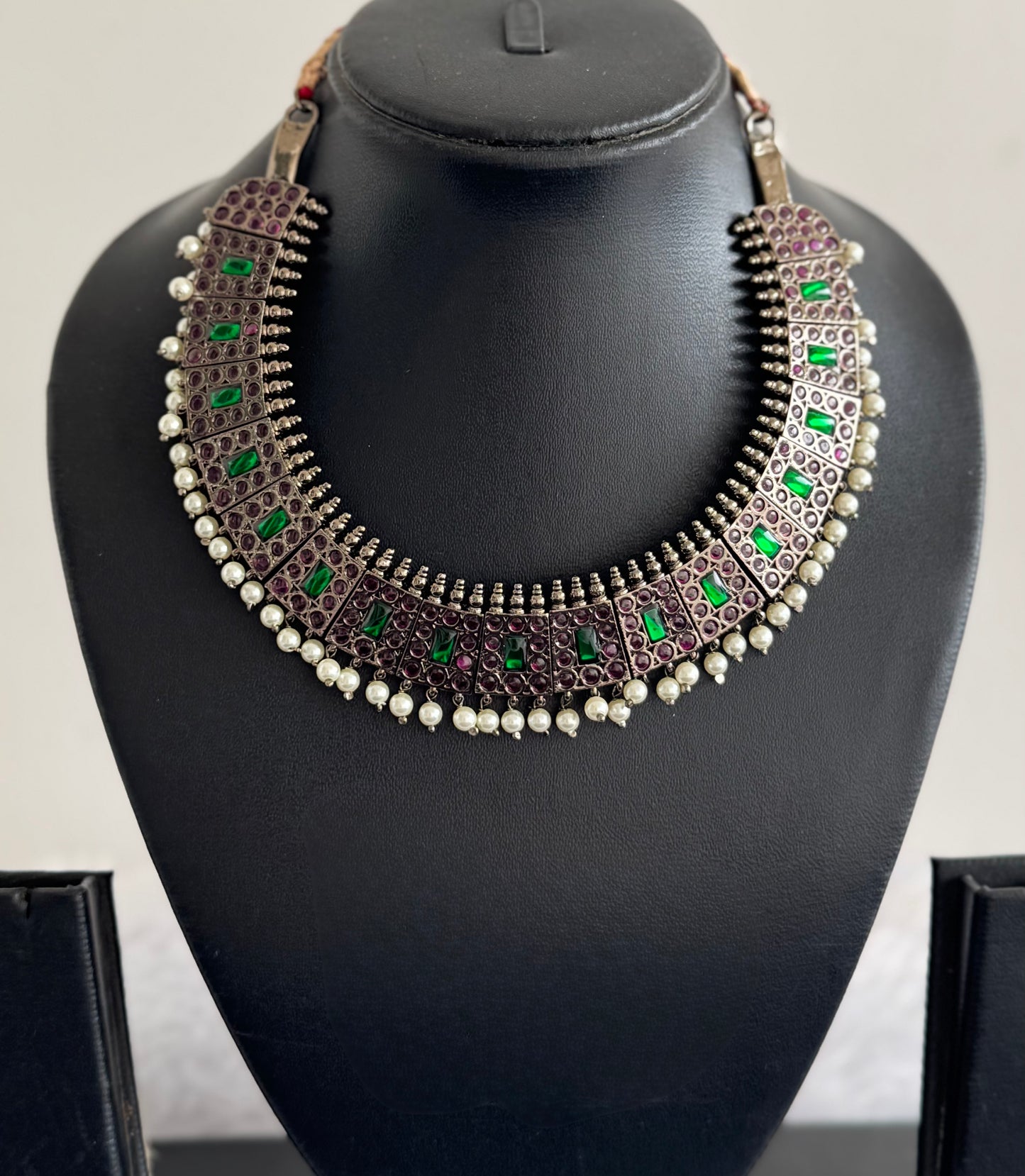 Black finish precious kemp-green pearl poothali necklace Dj-51444