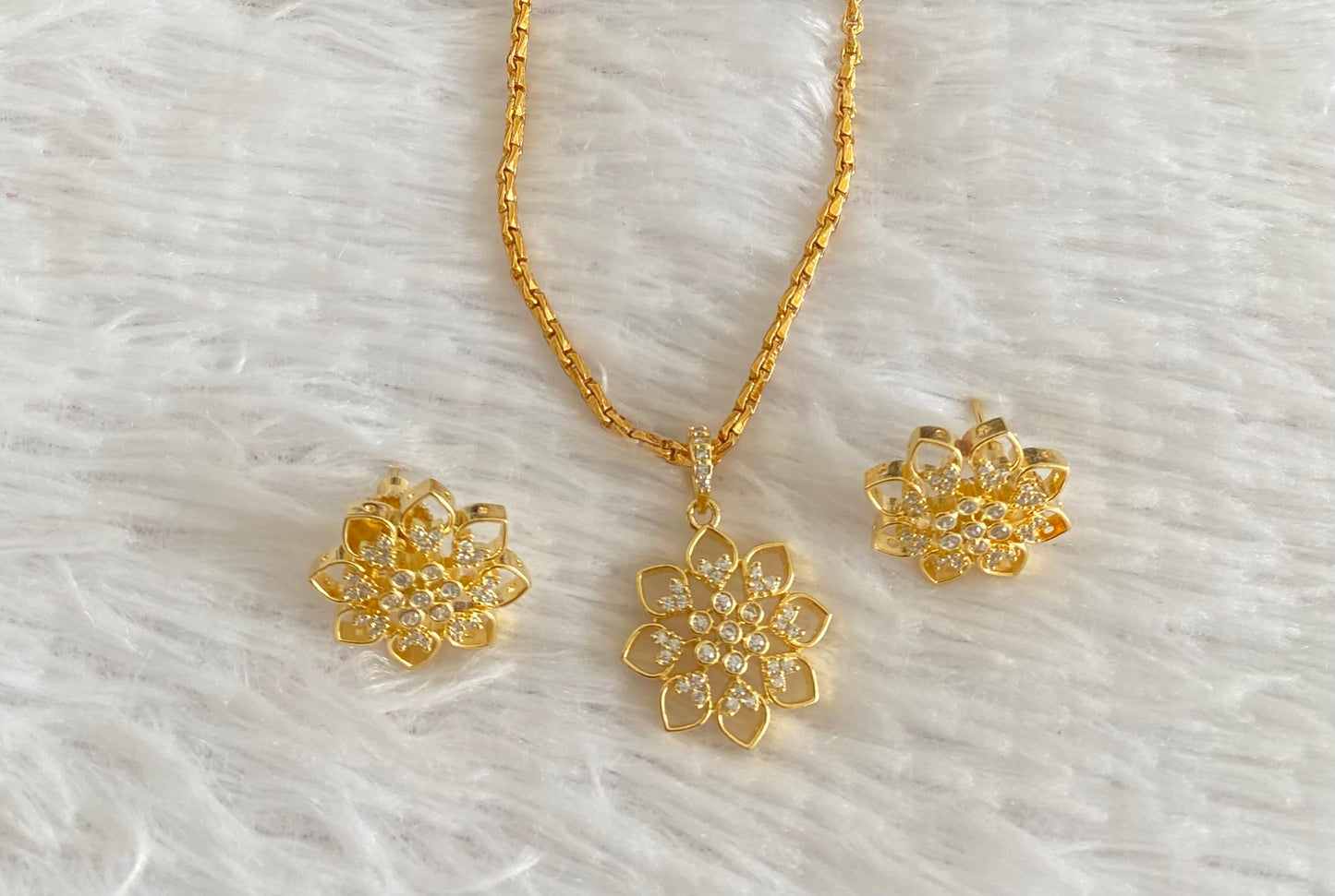 Gold tone 18 inches chain with white stone flower pendant set dj-54027