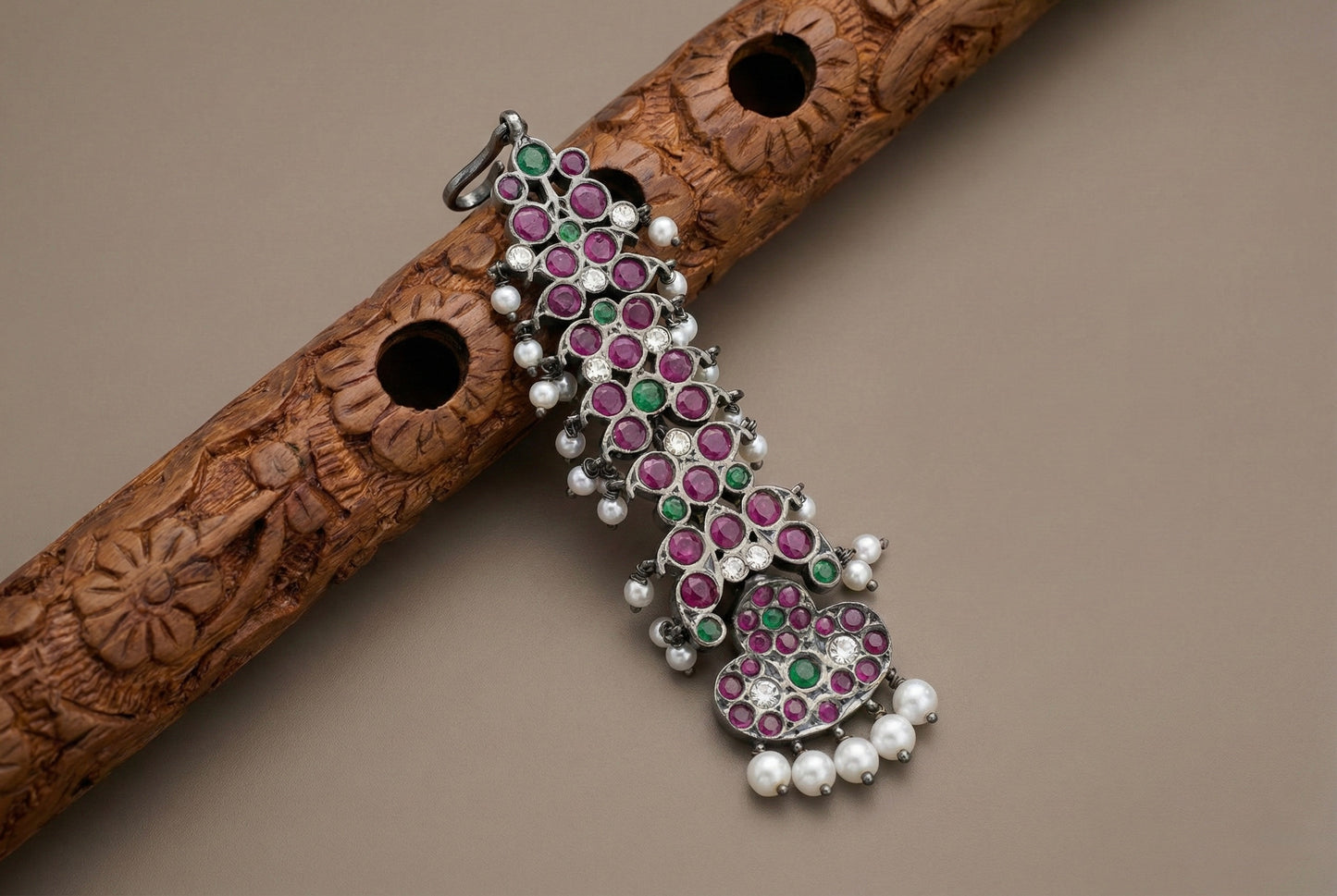 Black finish precious kemp-green-white pearl Shri Naagar moon tikka dj-52523