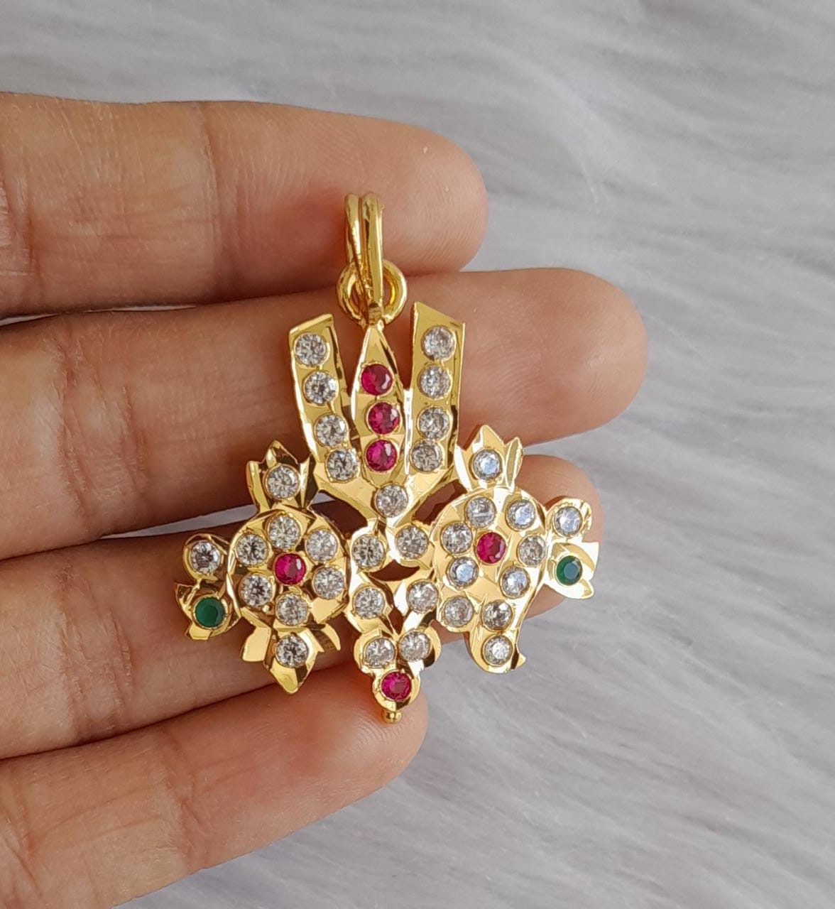 Gold tone ad stone pink-green shanku-nama-chakra pendant dj-43498