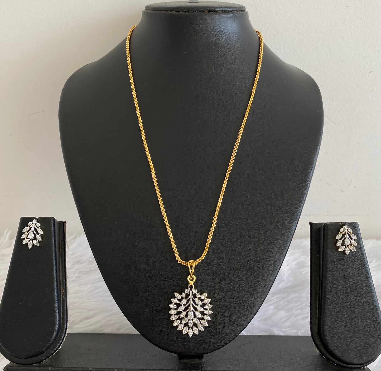 Gold tone 18 inches chain with two tone pendant set dj-54031