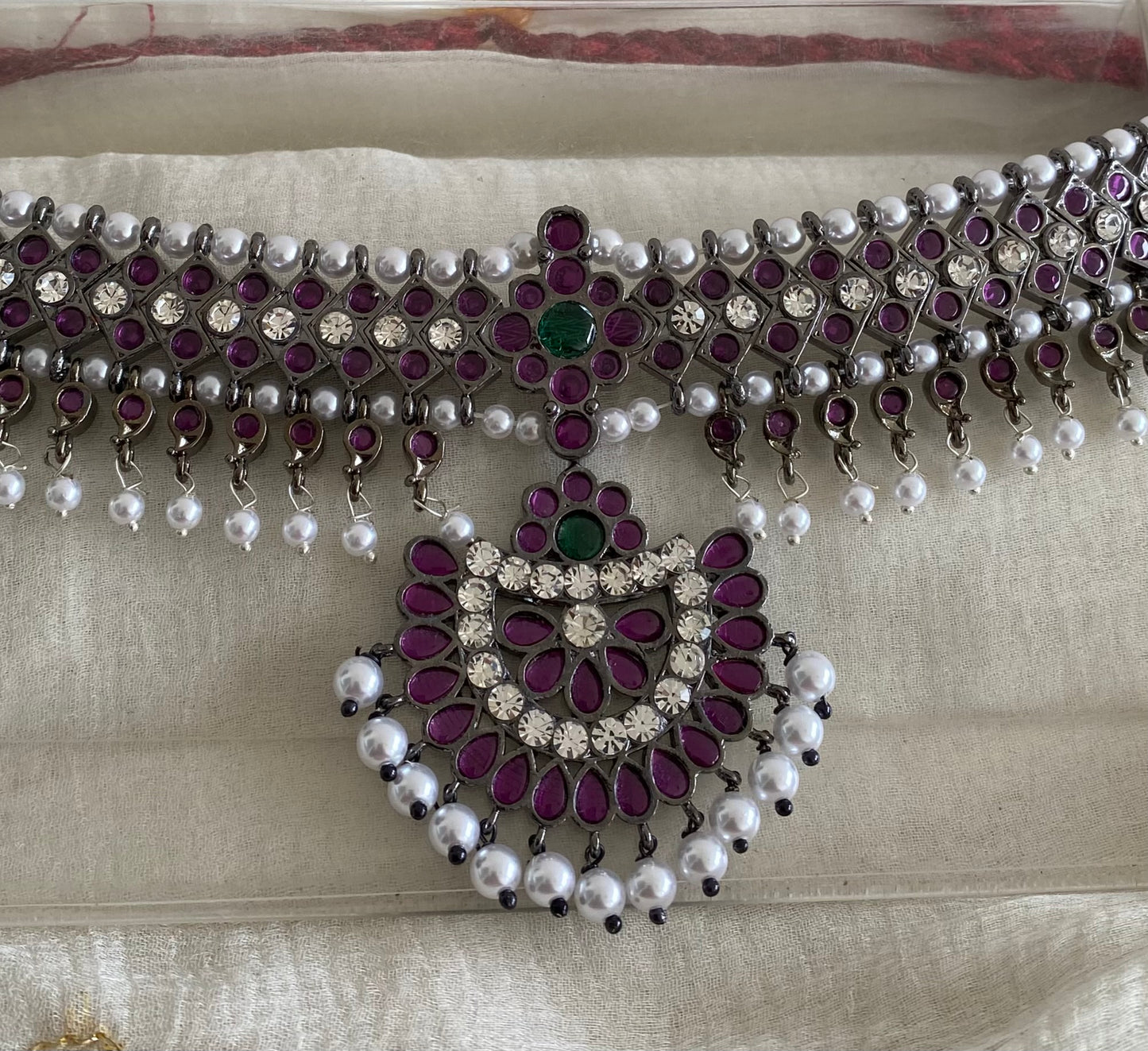 Black finish precious kemp-green-white pearl choker necklace dj-53953