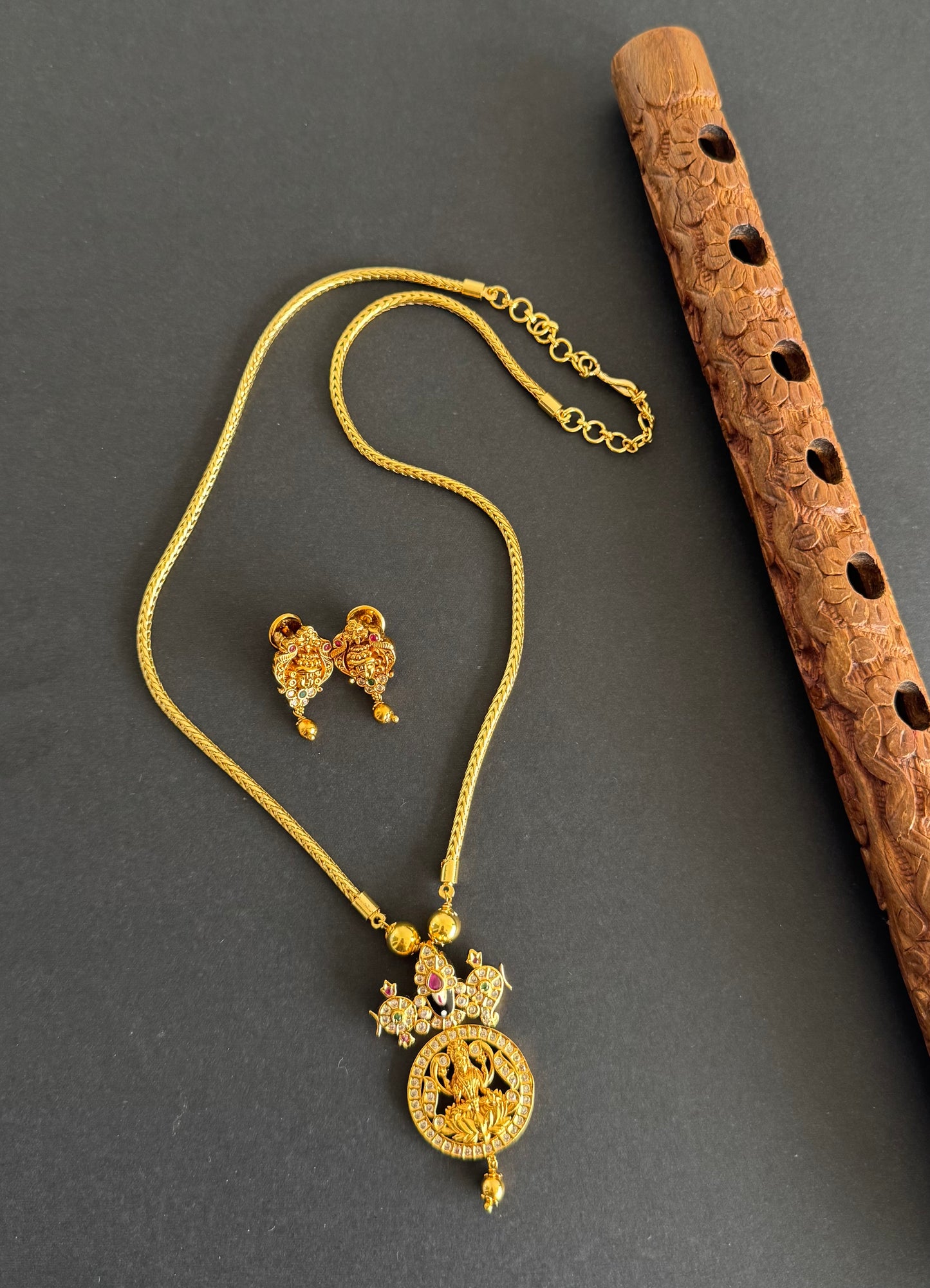 Matte finish ruby-green-white Lakshmi-Thirumal necklace set dj-51484
