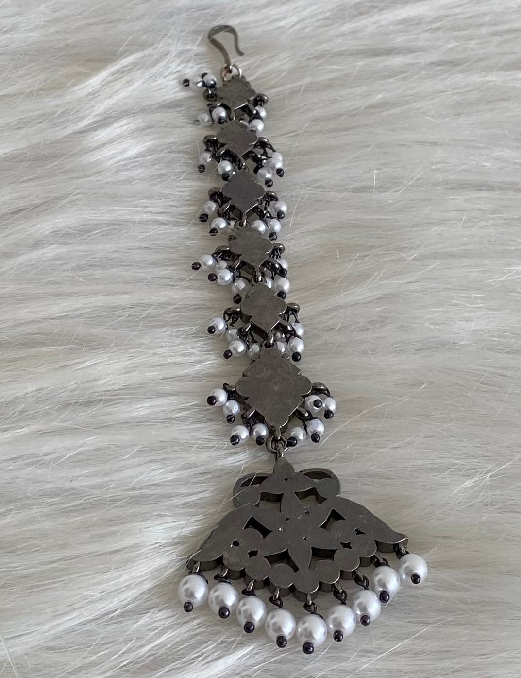 Black finish precious kemp-green-white pearl flower tikka dj-53946