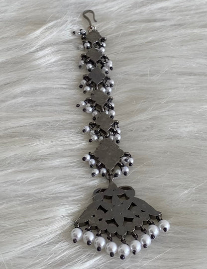 Black finish precious kemp-green-white pearl flower tikka dj-53946