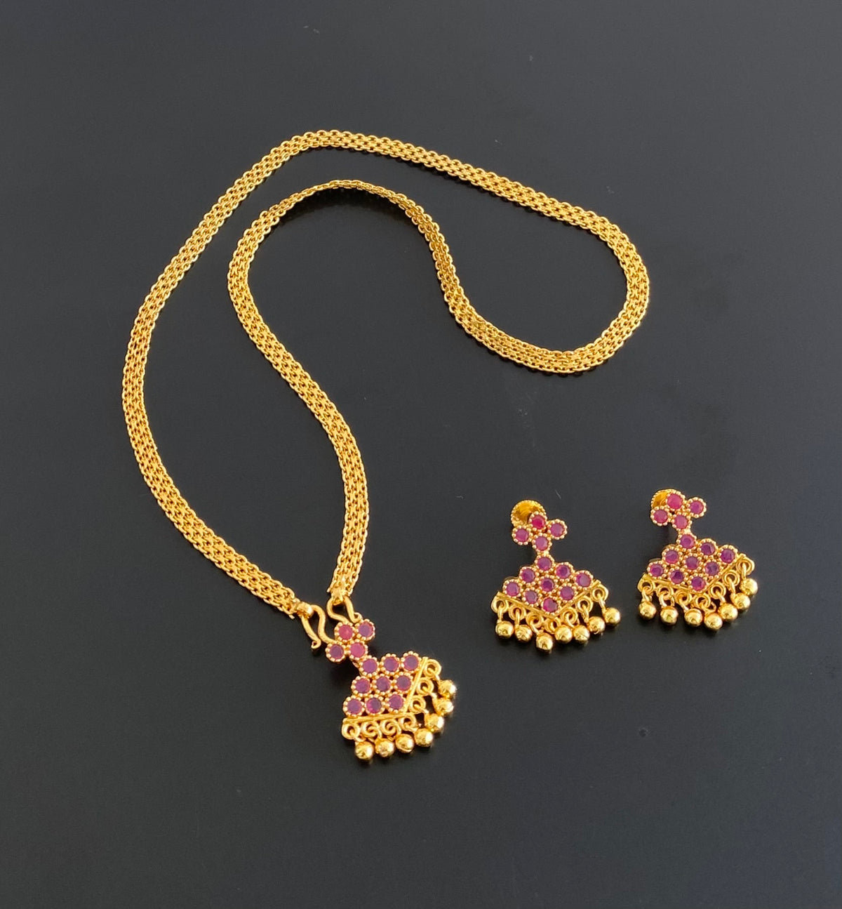 Gold tone 18 inches chain with rani pink stone pathakkam pendant set dj-54913