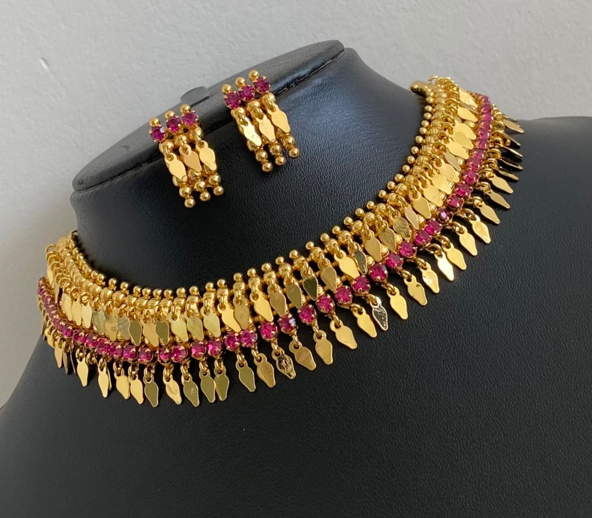 Gold tone ad pink stone elakka thali choker necklace set dj-55106