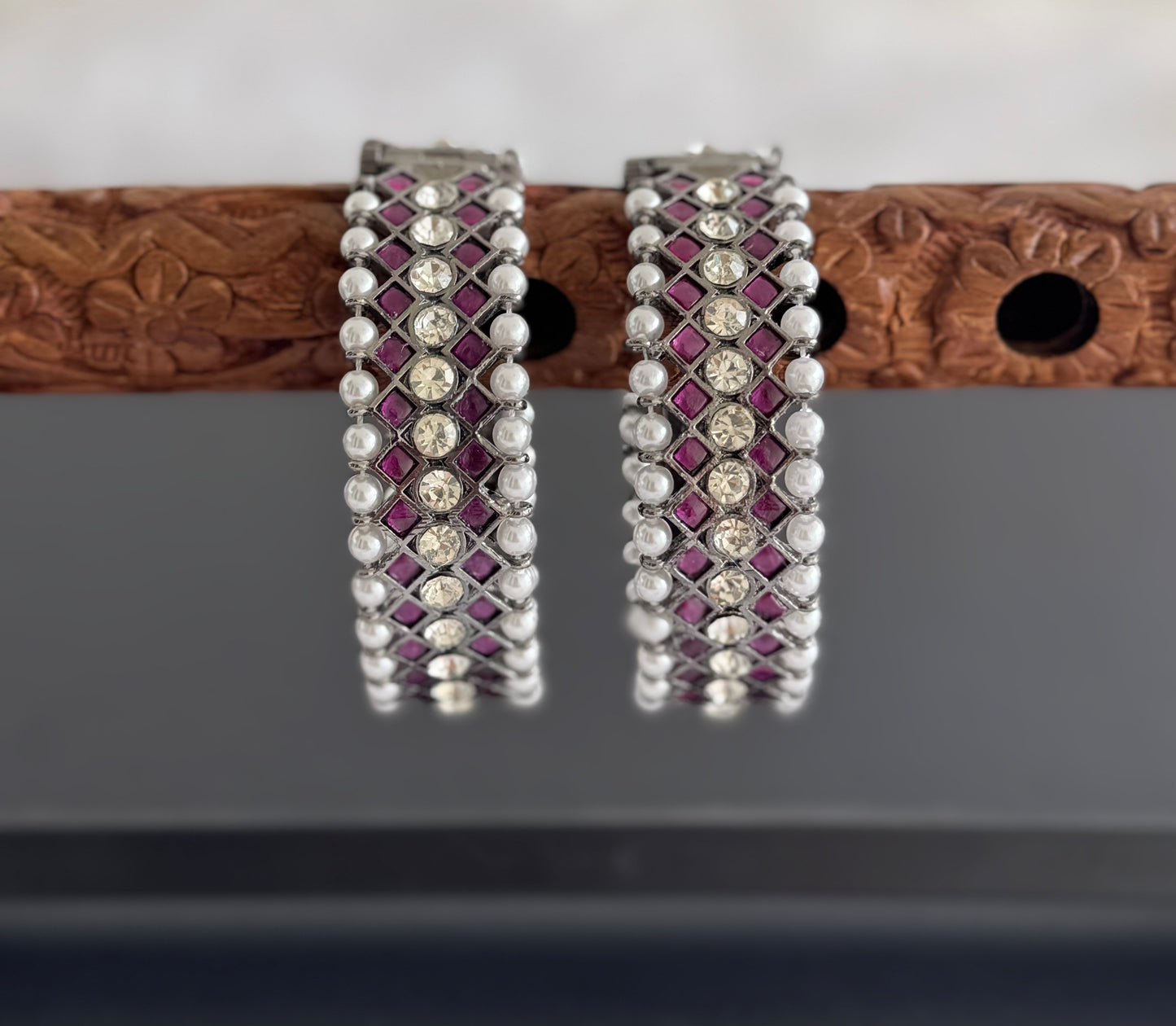 Black finish precious kemp-white pearl screw bangles(2.8) dj-52348