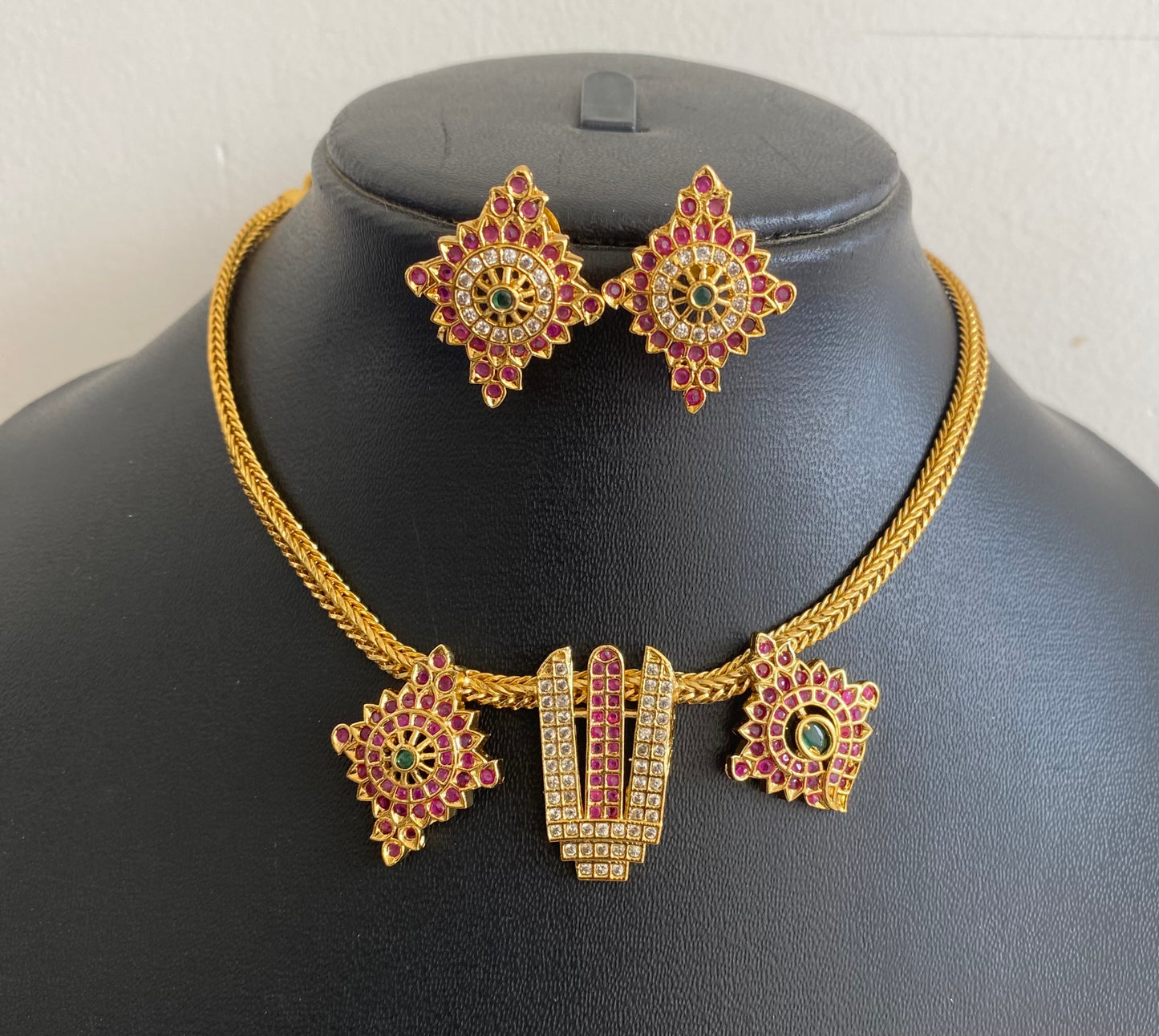 Matte finish ruby-green-white stone shanku-chakra-nama necklace set dj-52903