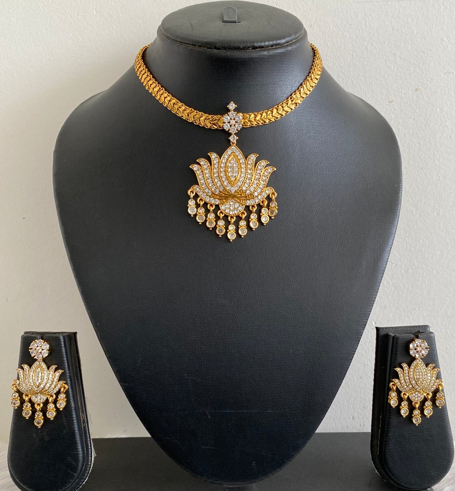 Matte gold tone white stone lotus necklace set dj-53600