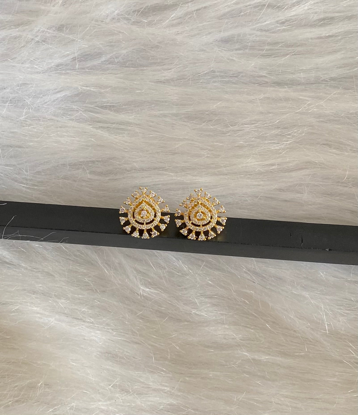 Gold tone cz white stone small stud/earrings dj-54634