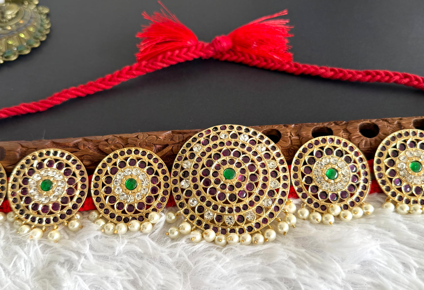 Gold tone precious kemp-green-white pearl round waist band dj-52306