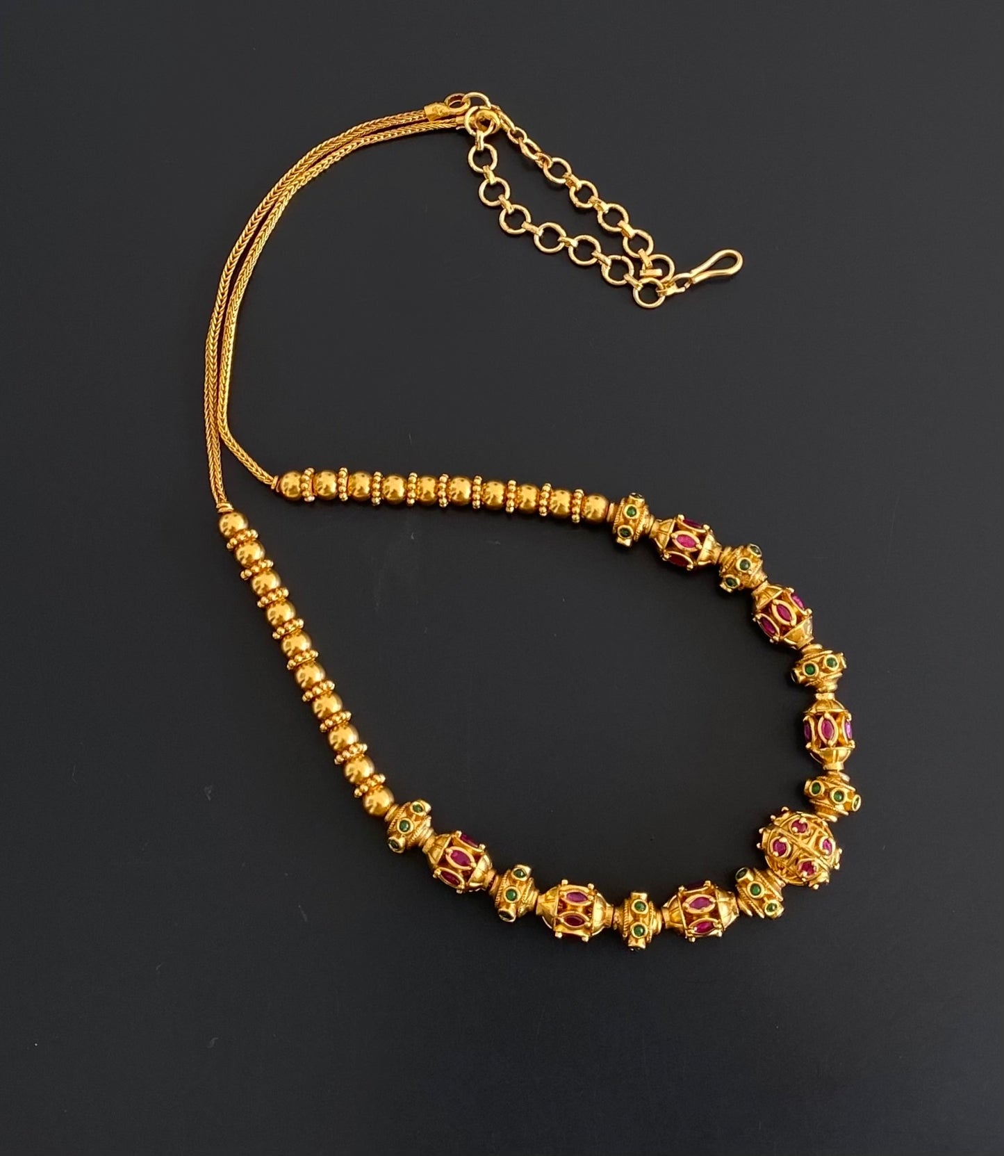 Gold tone kemp-green beaded chain/necklace dj-54559