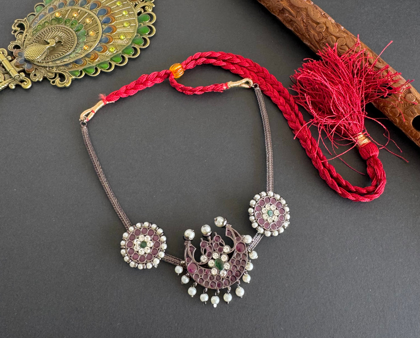 Black finish precious kemp-green pearl moon necklace dj-52281