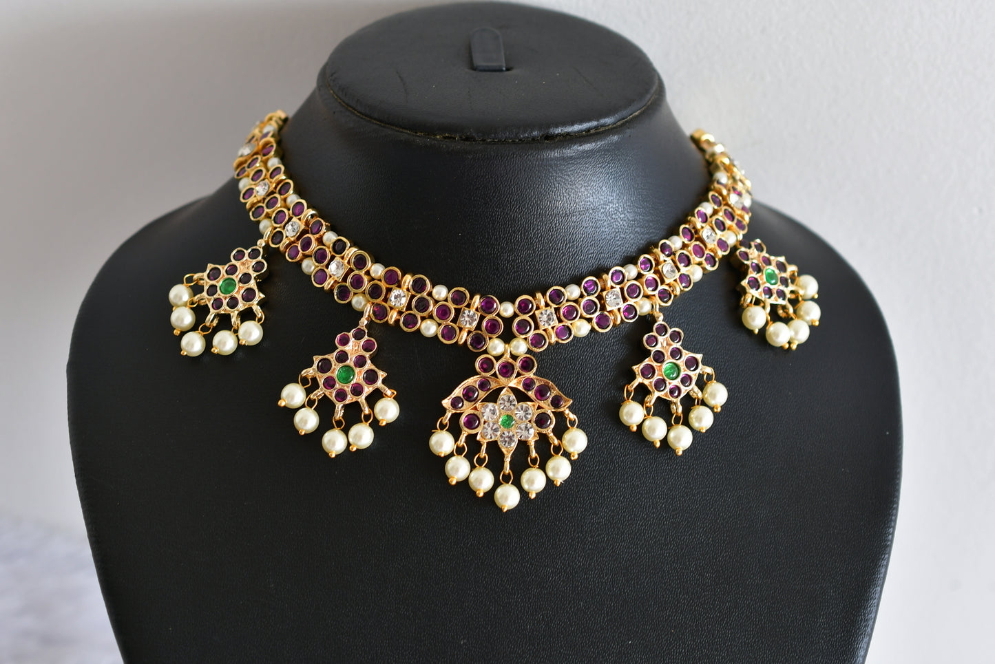 Gold tone precious kemp-green-white pearl necklace dj-52256