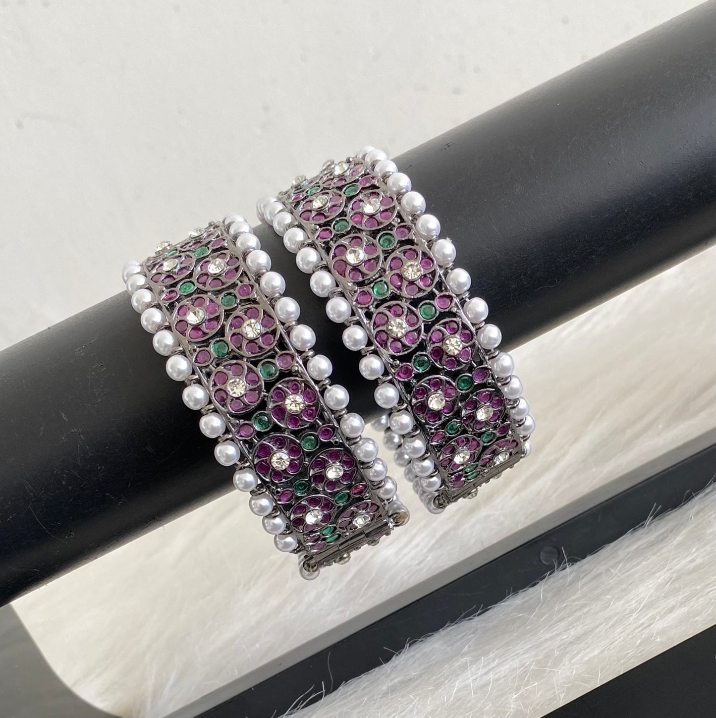 Black finish precious kemp-green-white pearl screw bangles(2.6) dj-54692