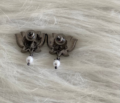 Black finish white stone lotus pearl stud/earrings dj-54686