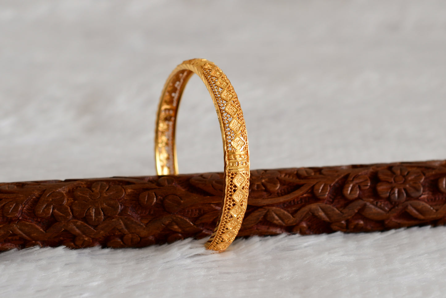 Gold tone designer plain bangle(2.4) dj-53594