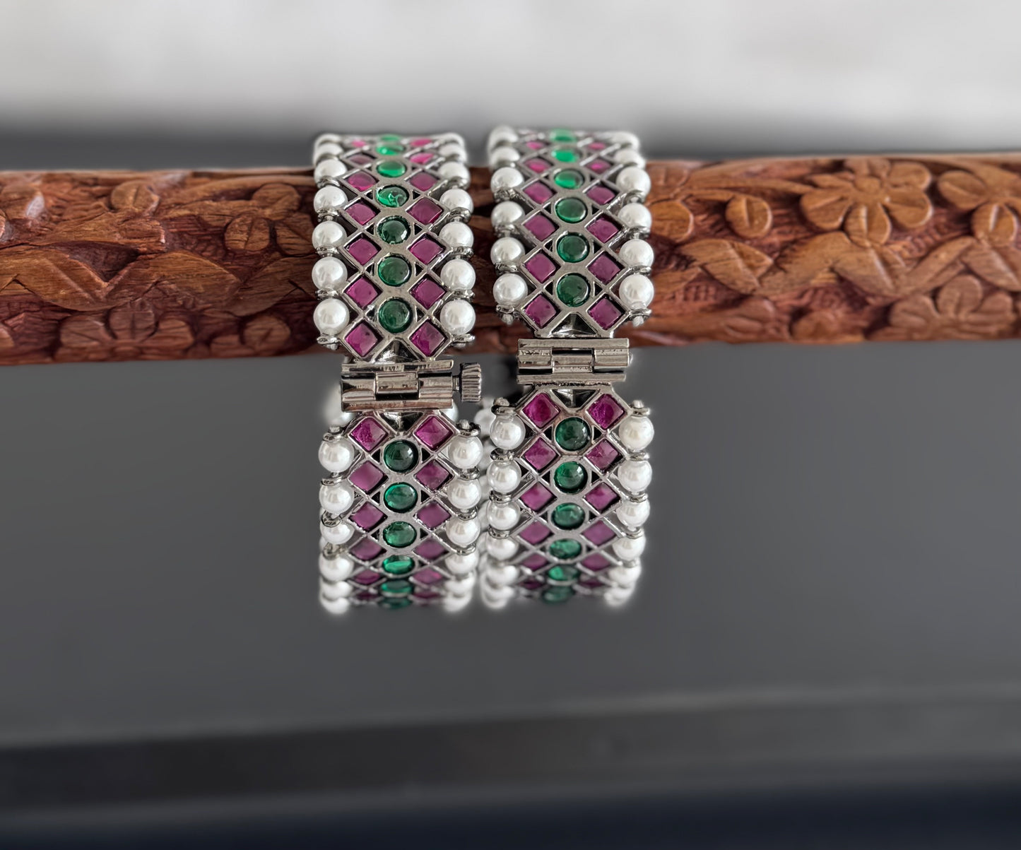 Black finish precious kemp-green pearl screw bangles(2.4) dj-51442