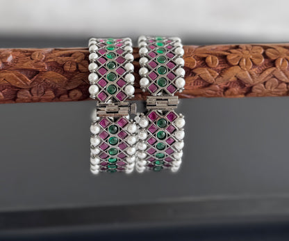 Black finish precious kemp-green pearl screw bangles(2.4) dj-51442