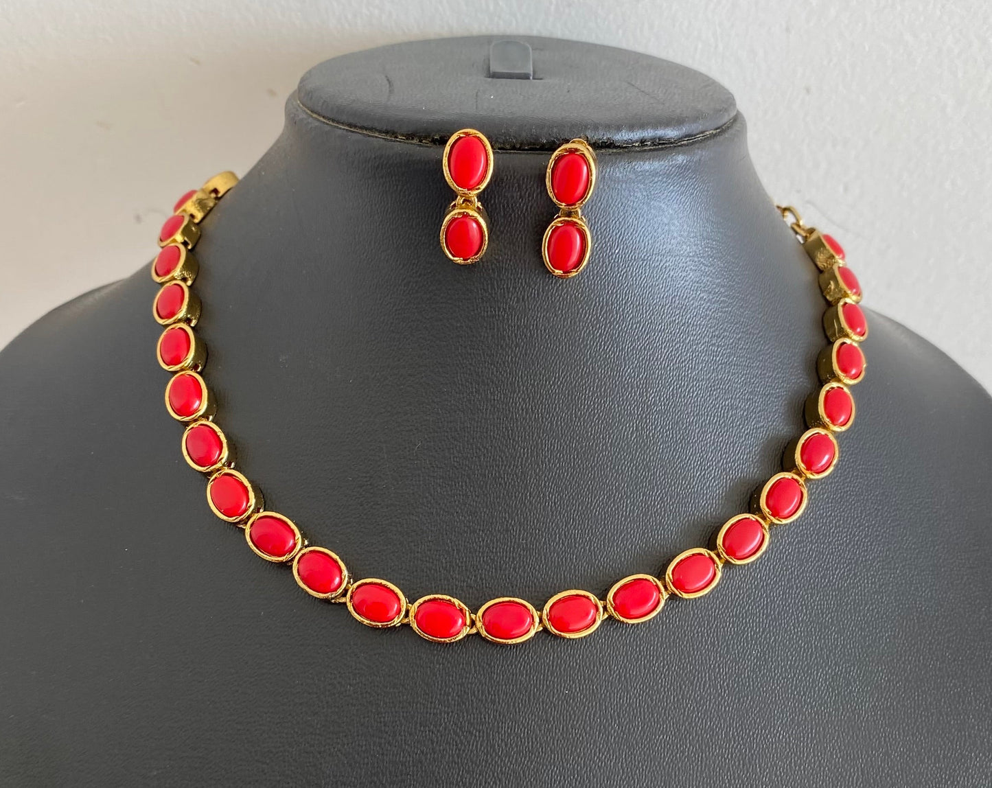 Antique gold tone coral oval stone necklace set dj-54082