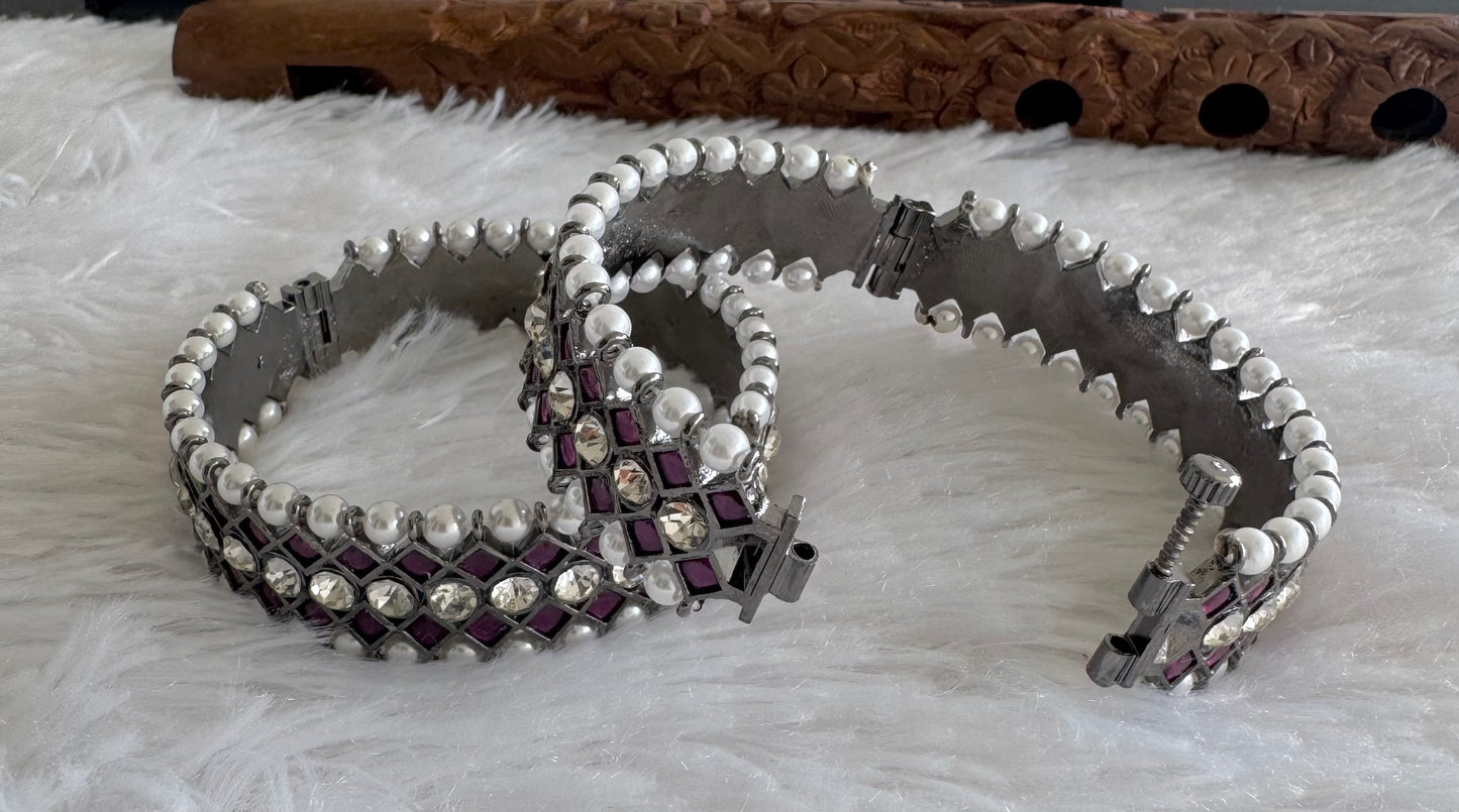 Black finish precious kemp-white pearl screw bangles(2.8) dj-52348