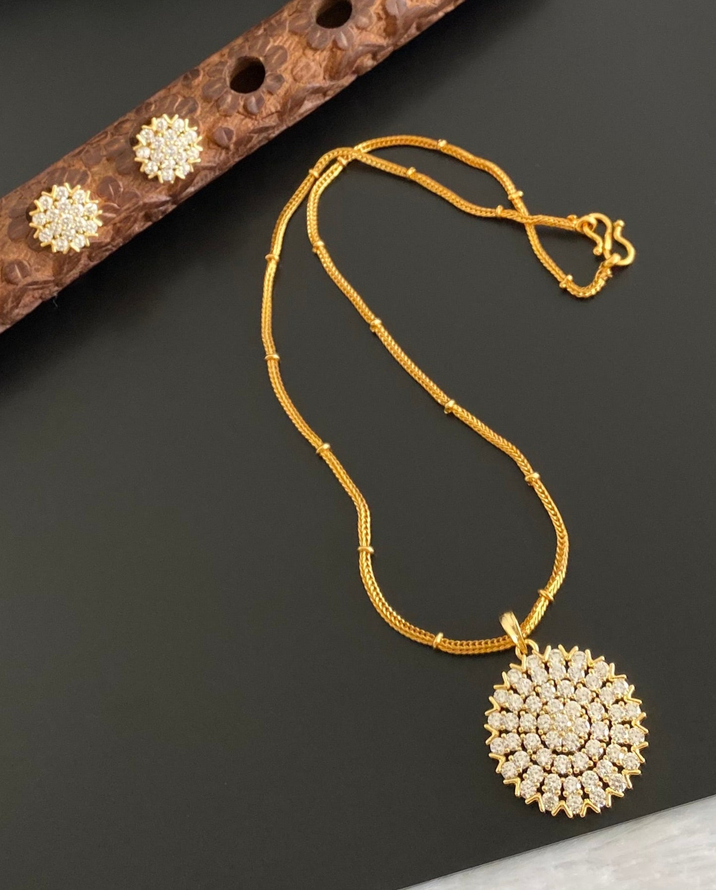 Gold tone 18 inches chain with white stone round pendant set dj-54030