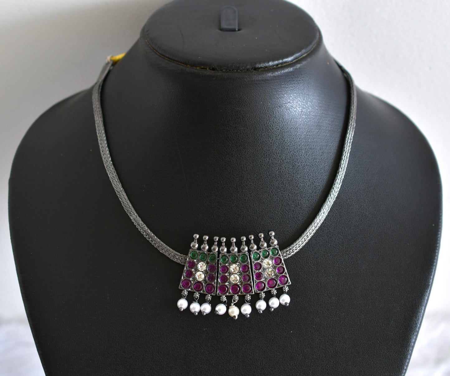 Black finish precious kemp-green pearl poothali necklace dj-52277