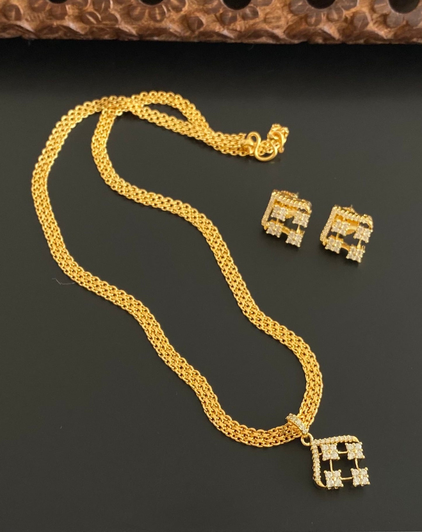 Gold tone 18 inches chain with white stone pendant set dj-54028