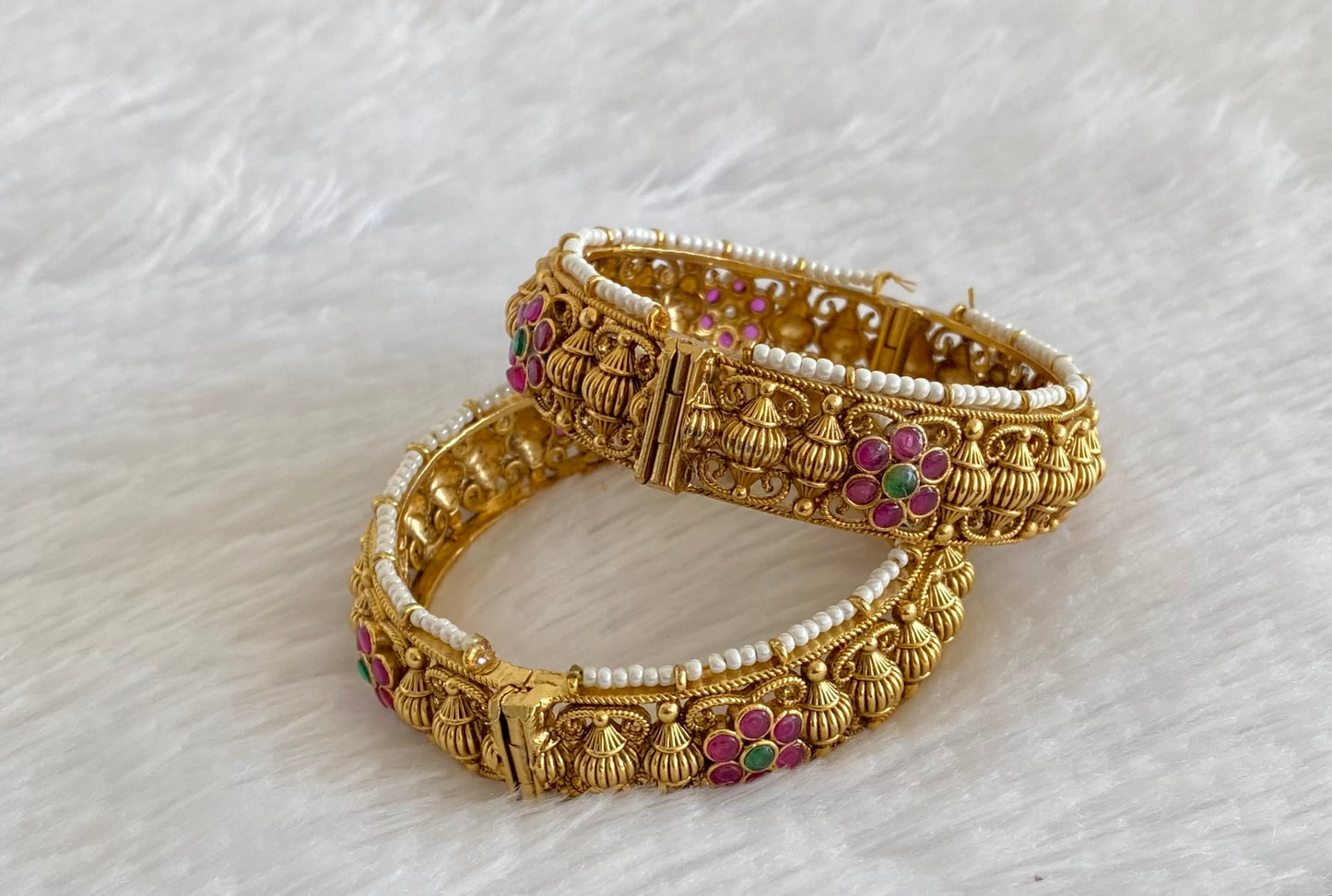 Antique gold tone pink-green pearl screw type bangles(2.8) dj-53498