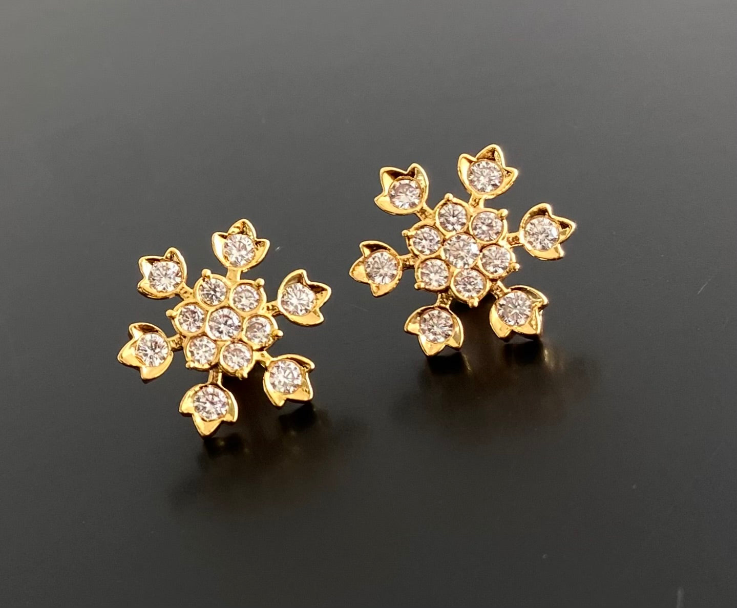 Gold tone AD white stone flower stud/earrings dj-53871