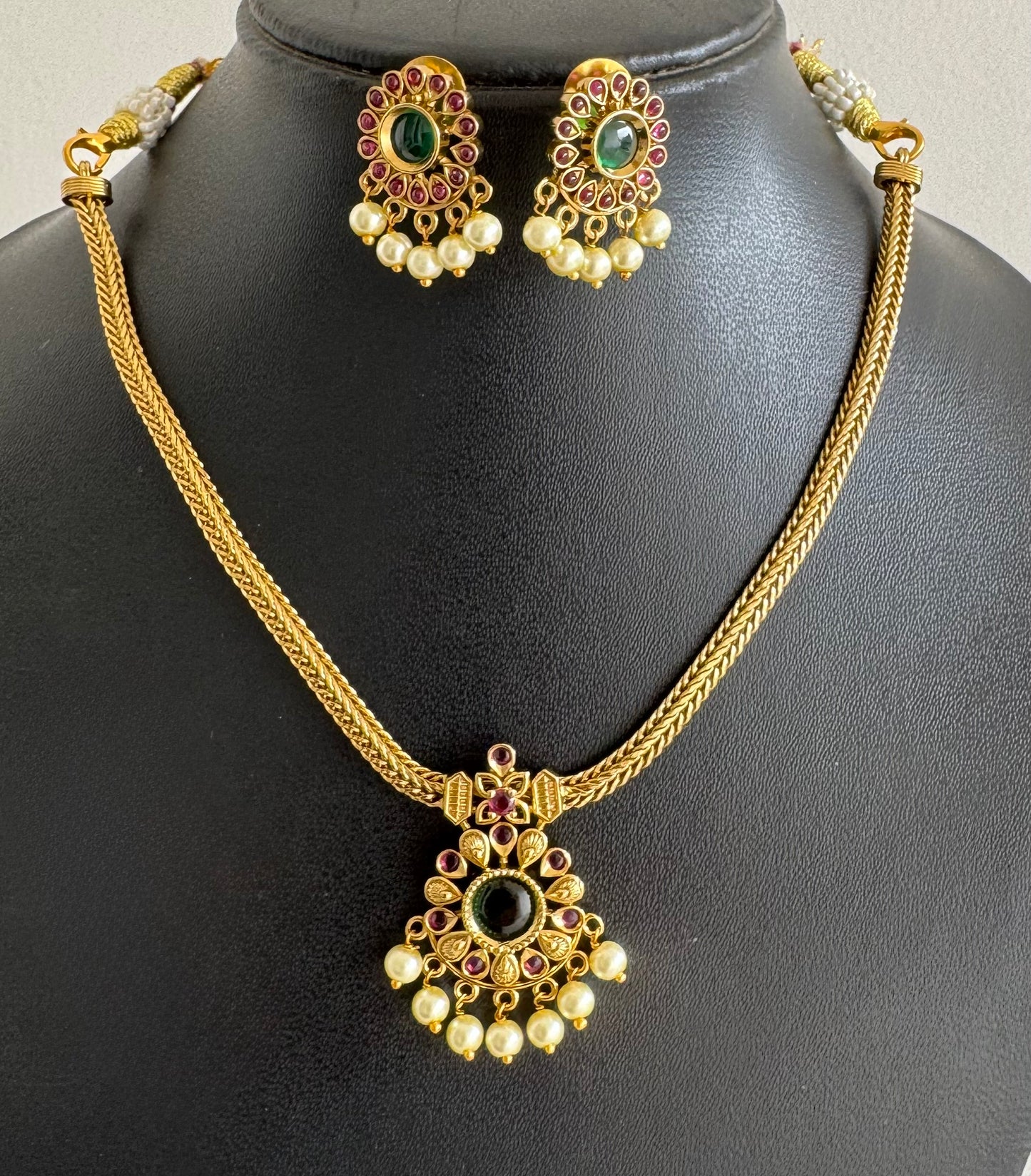 Antique gold tone kemp green stone necklace set dj-51212