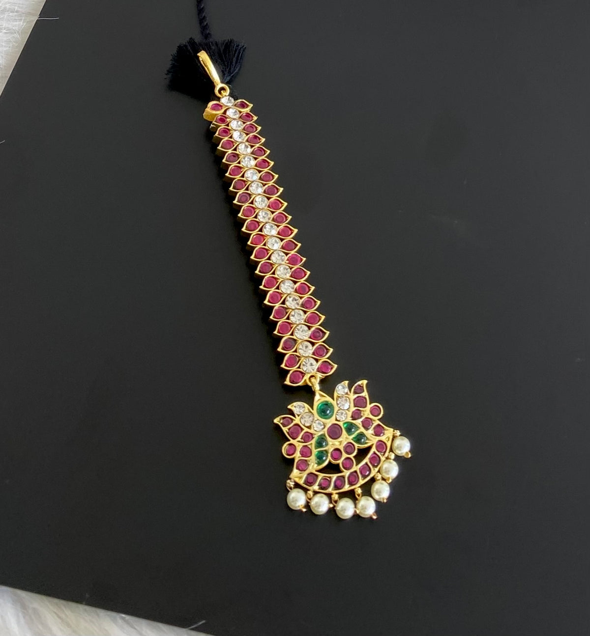 Gold tone precious kemp-green-white lotus pearl tikka dj-54711