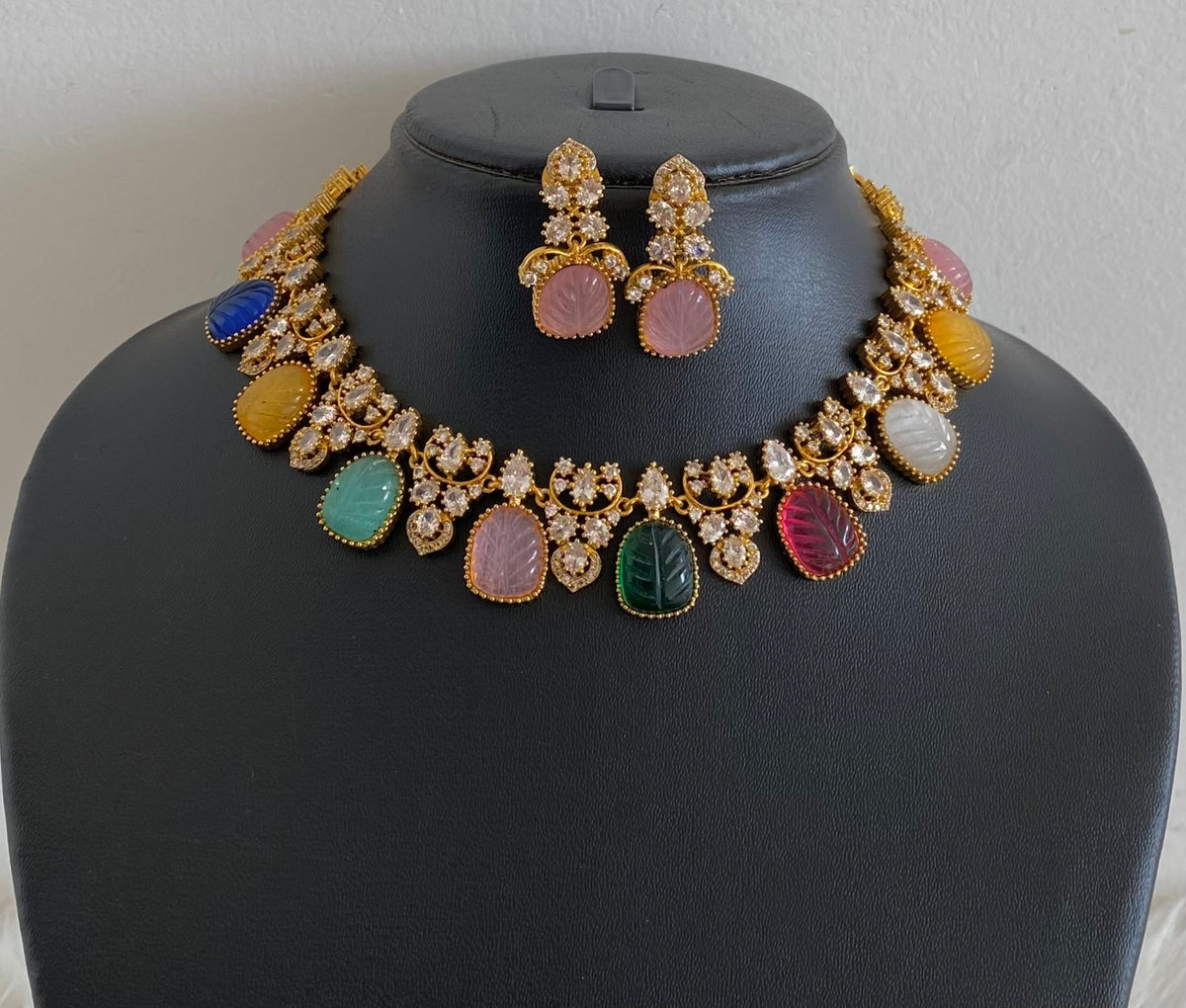 Gold tone carved multicolor stone necklace set dj-54814