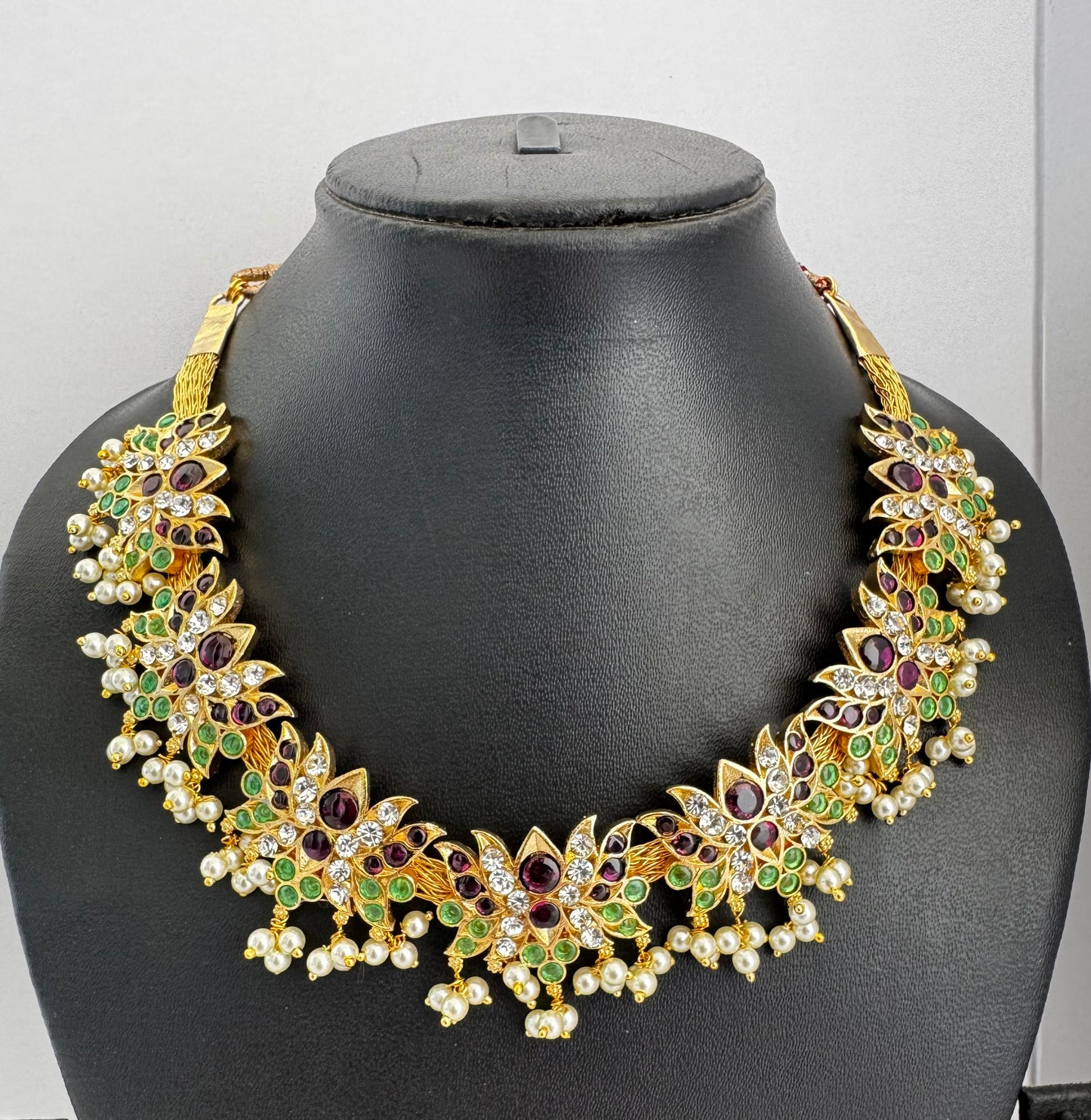 Gold tone precious kemp-green-white lotus necklace dj-52768