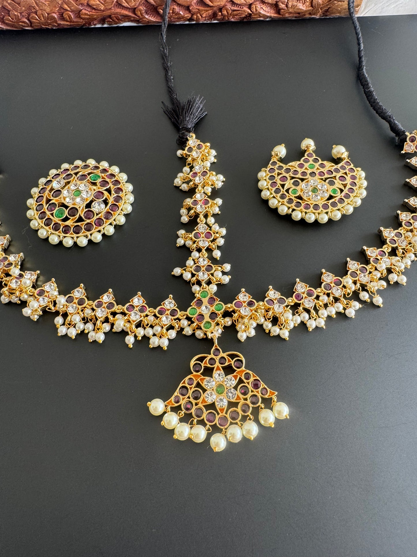 Gold tone precious kemp-green-white pearl cluster with sun and moon head set dj-51849