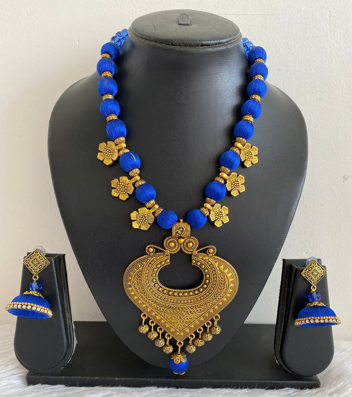 Antique gold tone royal blue silk thread beaded flower necklace Set dj-52921