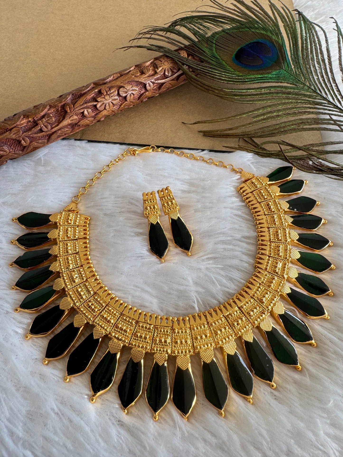 Gold look alike green-pink kerala style nagapadam big necklace dj-51720