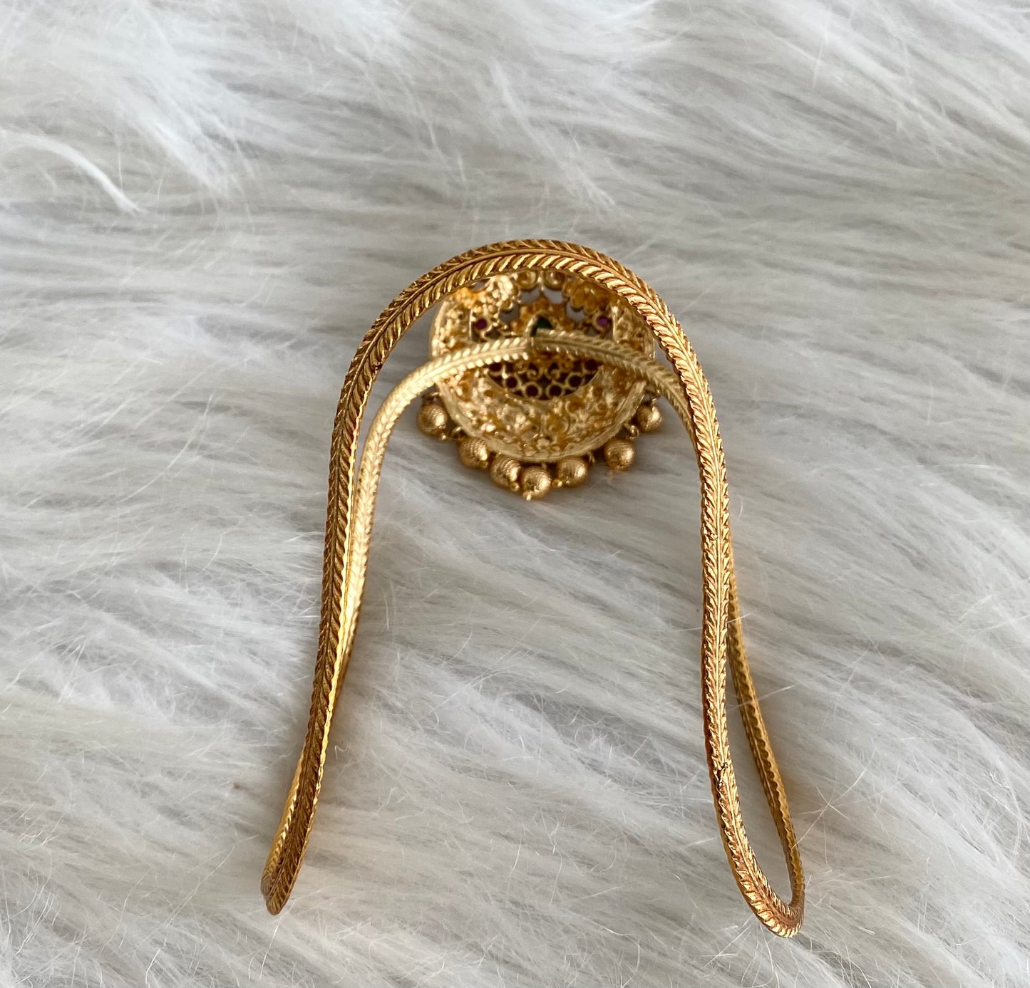 Antique gold tone kemp-green stone vanki/bajuband dj-54478