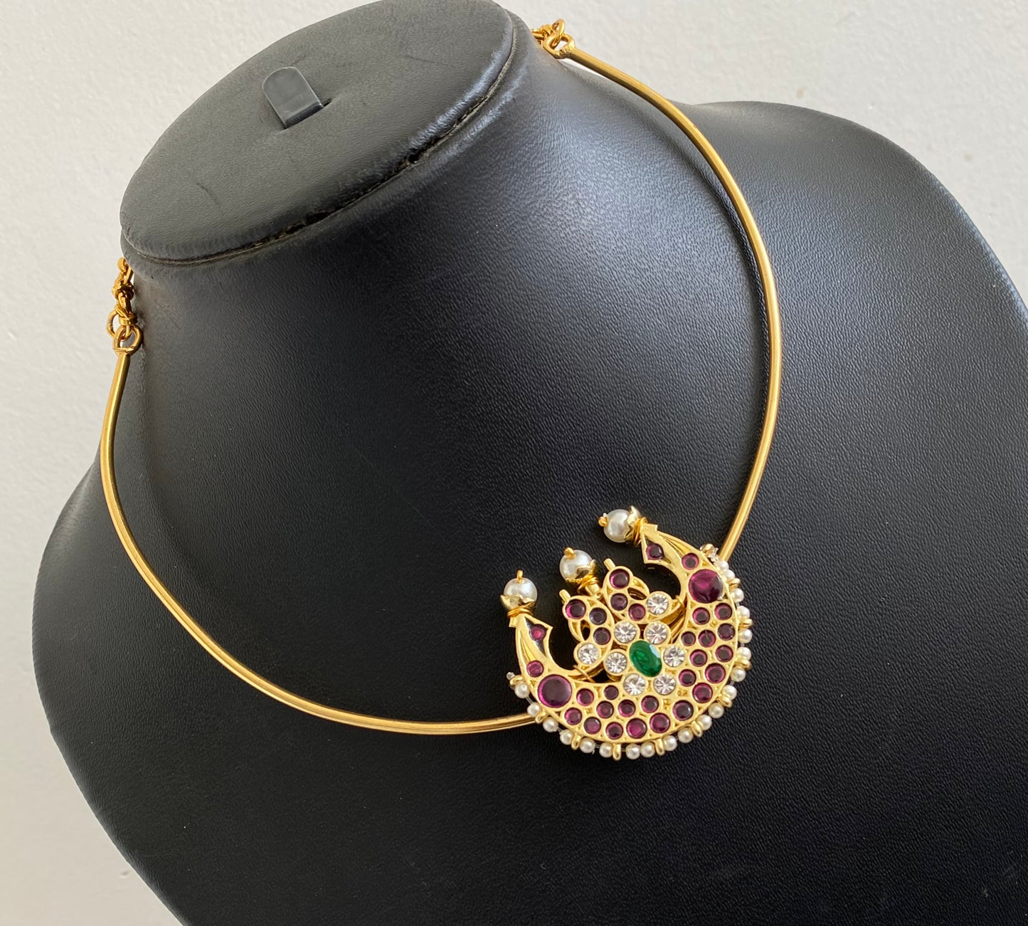 Gold tone semi precious kemp peacock moon pendant hasli necklace dj-53696