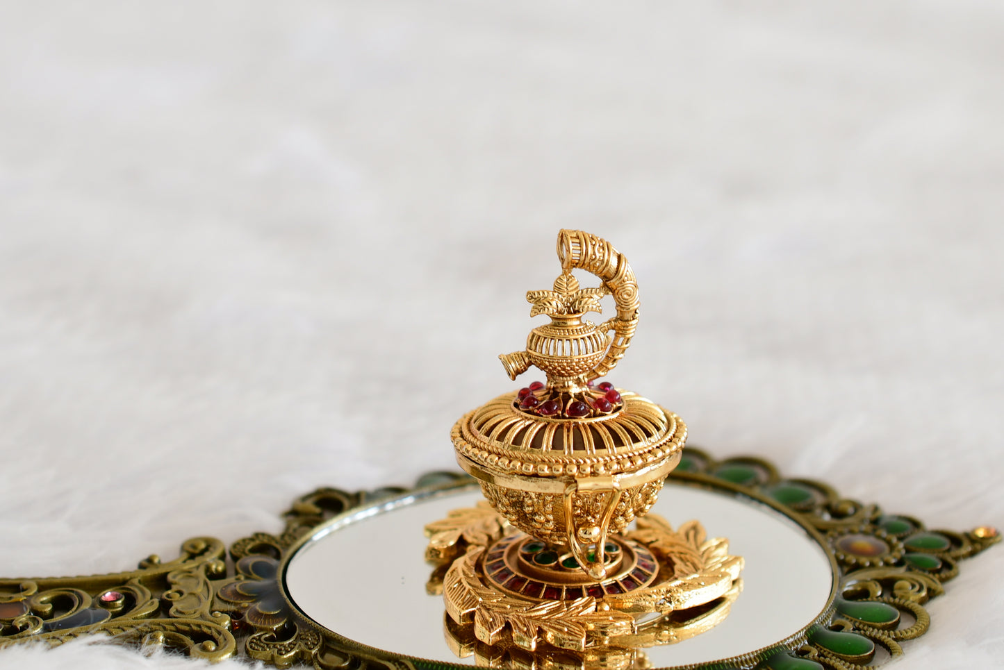 Antique gold tone kemp-green Kalash kumkum box dj-52318